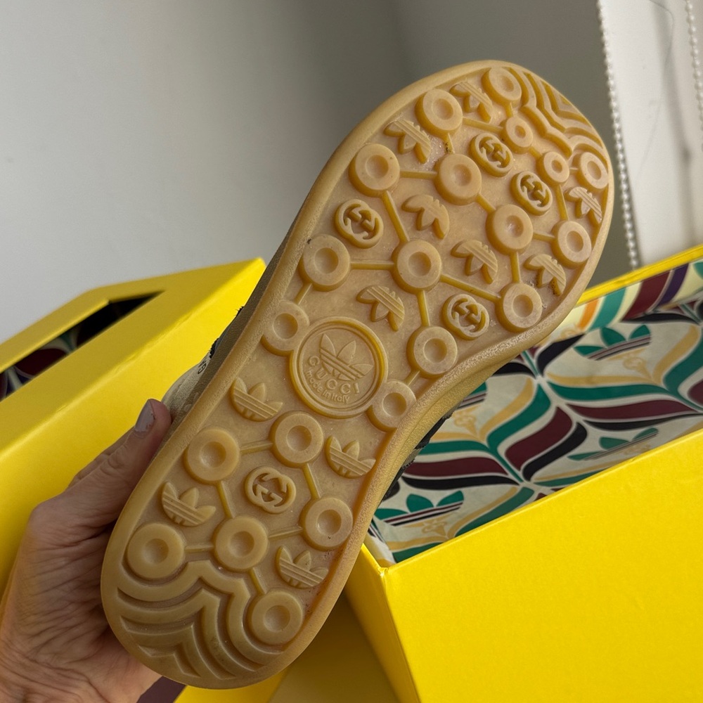 Gucci collaboration with Adidas gazelle sneakers
Special edition (Gold) - Picture 14 of 16